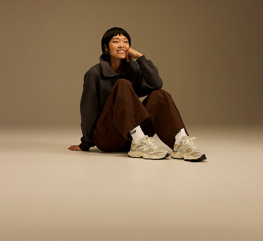 Imagen de mujer con tenis de la marca NEW BALANCE