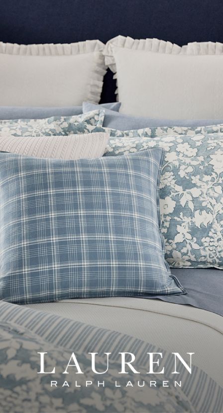imagen de cama con cojines blancos con azul de la marca POLO RALPH LAUREN