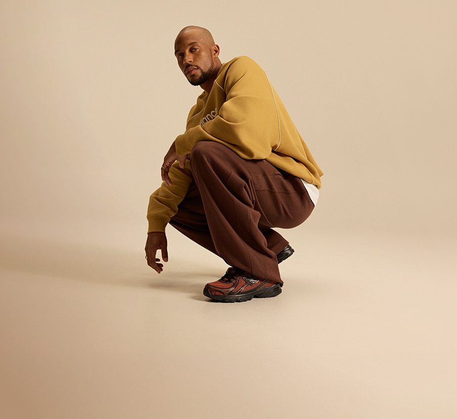 imagen de hombre con sueter amarillo y pantalon de cafe DIESEL