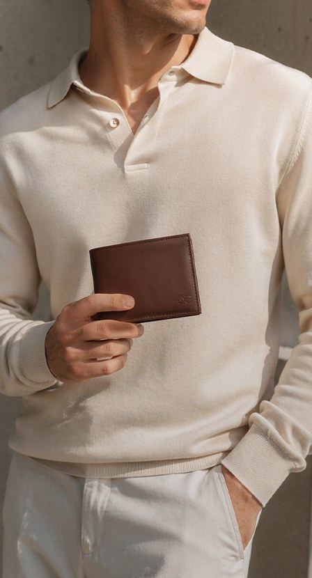 Imagen de hombre con cartera cafe de la marca CLŌE