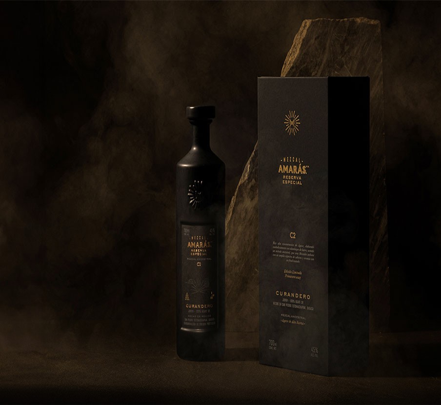 botella de mezcal de la marca AMARÁS