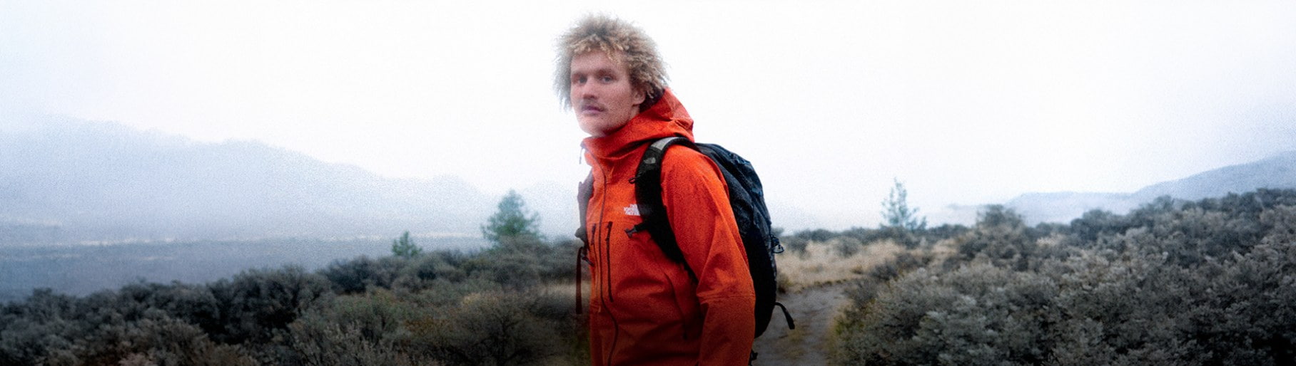 imagen de HOMBRE con chamarra roja de la marca THE NORTH FACE