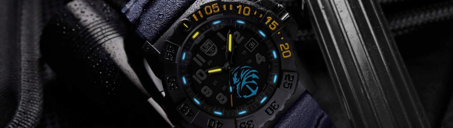 imagen de reloj color negro con manecillas y numerales fluorescentes LUMINOX 