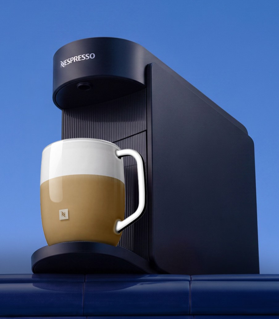 imagen de una cafetera de color negra de la marca NESPRESSO