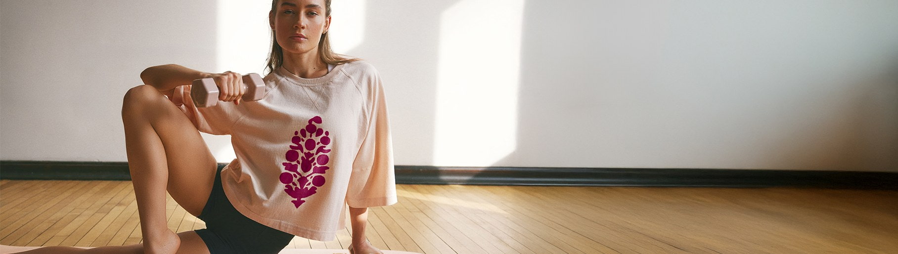 imagen de mujer con ropa deportiva YOGA