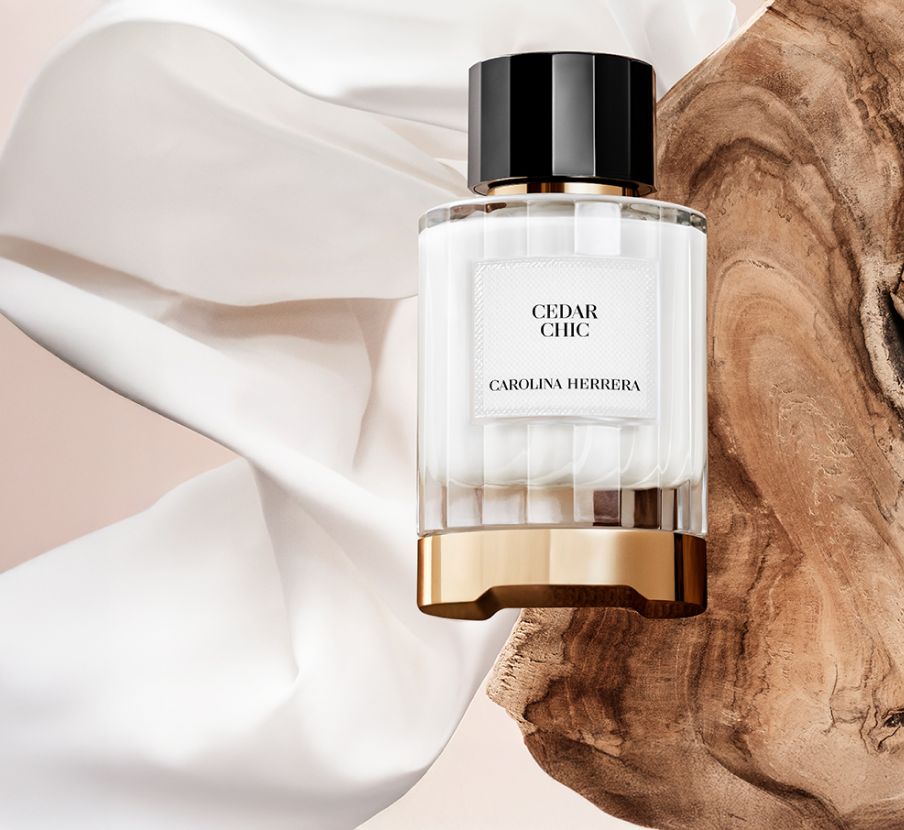 Imagen de perfume blanco con tapa negra. CAROLINA HERRERA