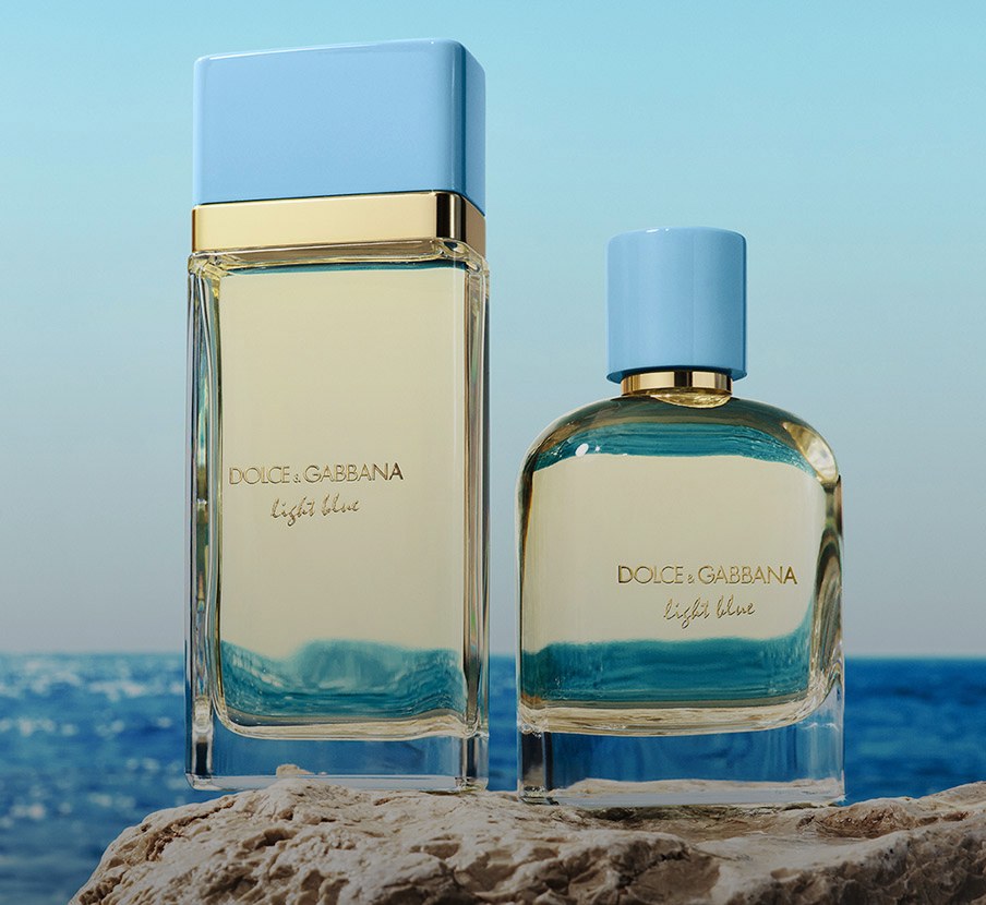 imagen de botellas de locion con tapa azul de la marca DOLCE GABBANA