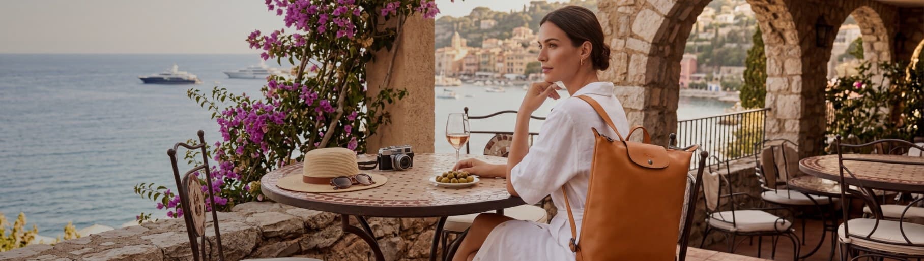 imagen de mujer con accsesorios de la marca LONGCHAMP