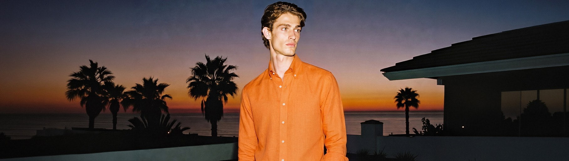 imagen de hombre con camisa naranja de la marca MIRTO 