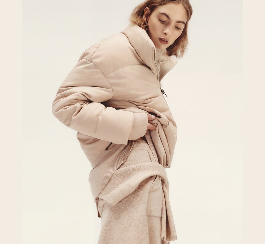 Imagen de  mujer con chamarra cafe de la marca MAX MARA