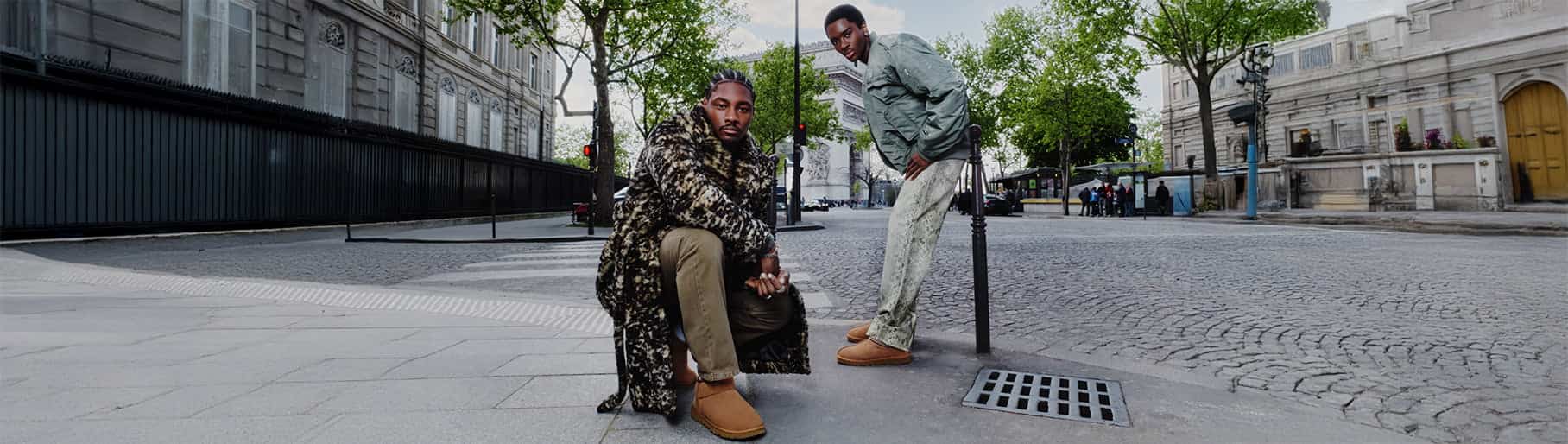Imagen de dos hombres con zapatos cafes UGG
