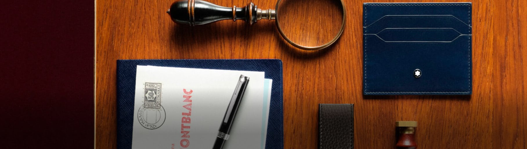 imagen de escritorio con articulos de la marca MONTBLANC  