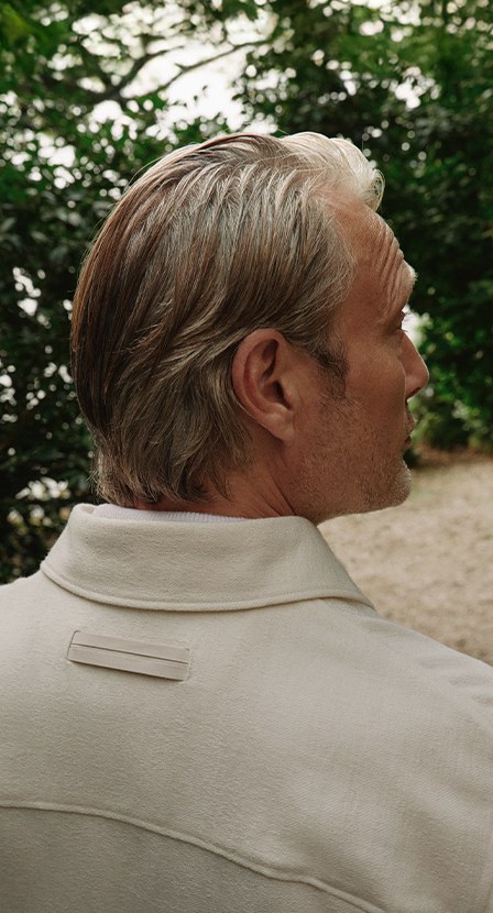 Imagen de hombre con camisa blanca ERMENEGILDO ZEGNA