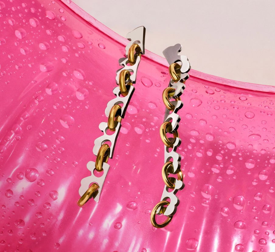 imagen de par de aretes dorados de la marca TOUS