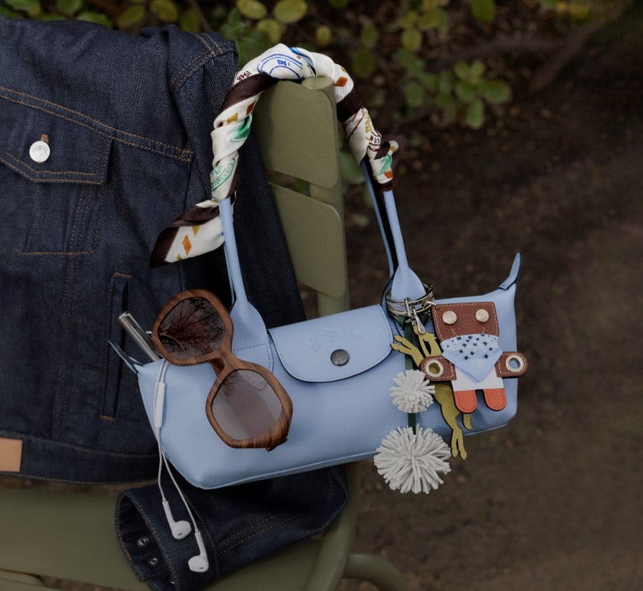 Imagen de  bolso azul con accesorios. LONGCHAMP.