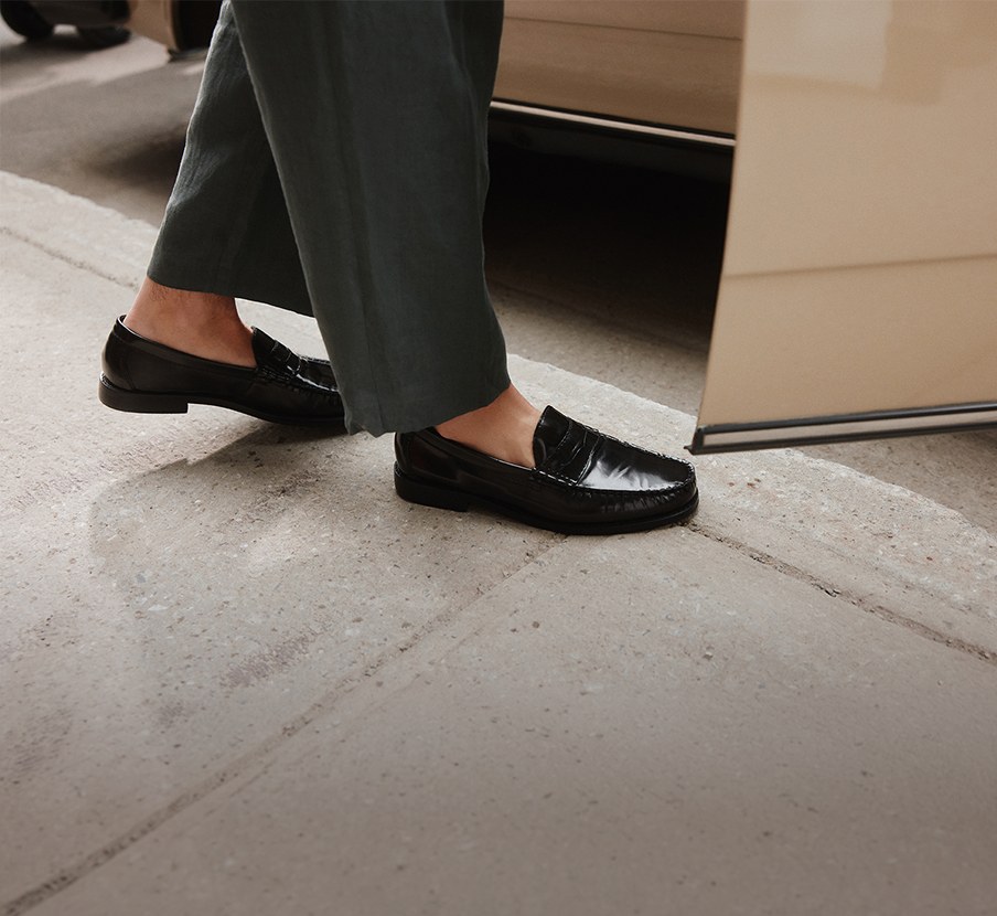 Imagen de hombre con zapatos negros
