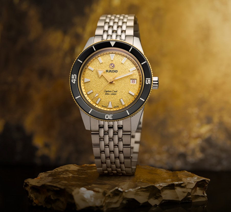 imagen de reloj gris con caratula dorada de la marca RADO