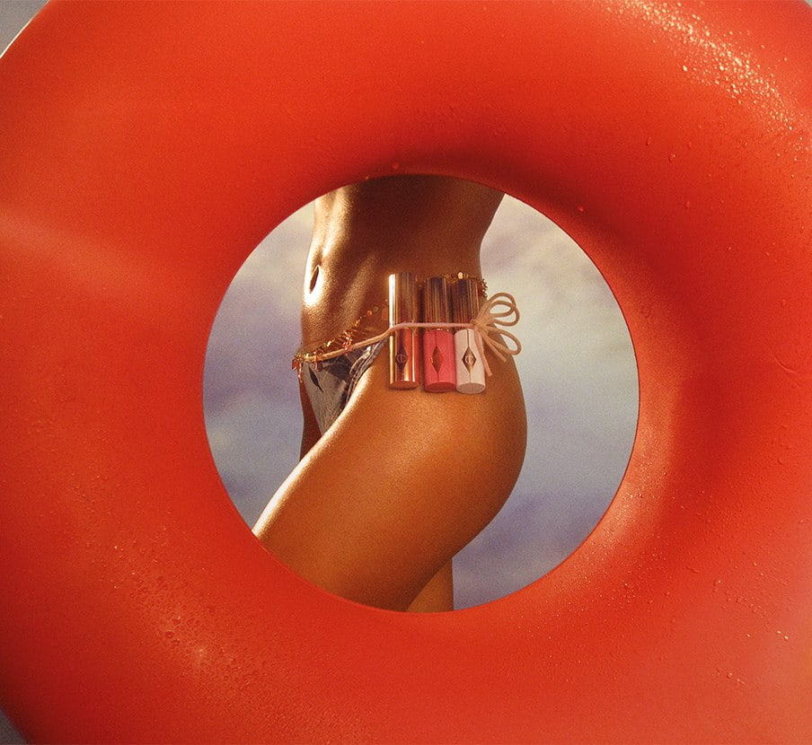 imagen de una mujer sosteniendo producto base de maquillaje de la marca CHARLOTTE TILBURY