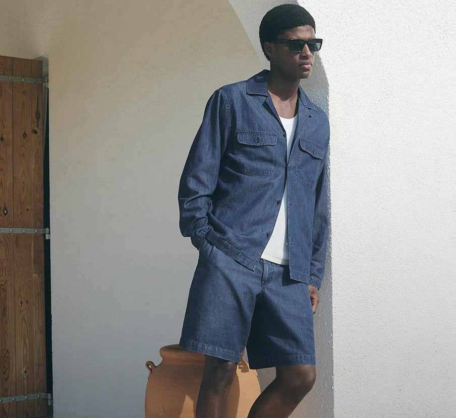 Imagen de un hombre con ropa color azul y blanca de la marca MANGO