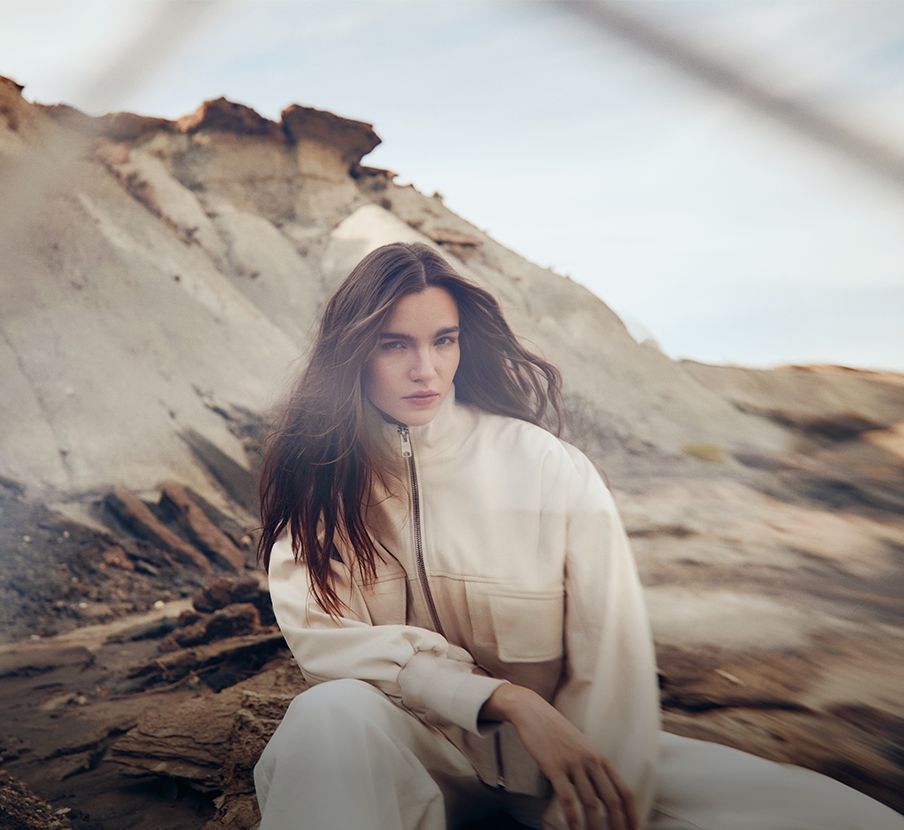 imagen de mujer con ropa blanca, ALLSAINTS