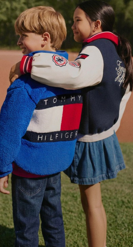 imagen de un niño y una niña usando chamarras de color azul