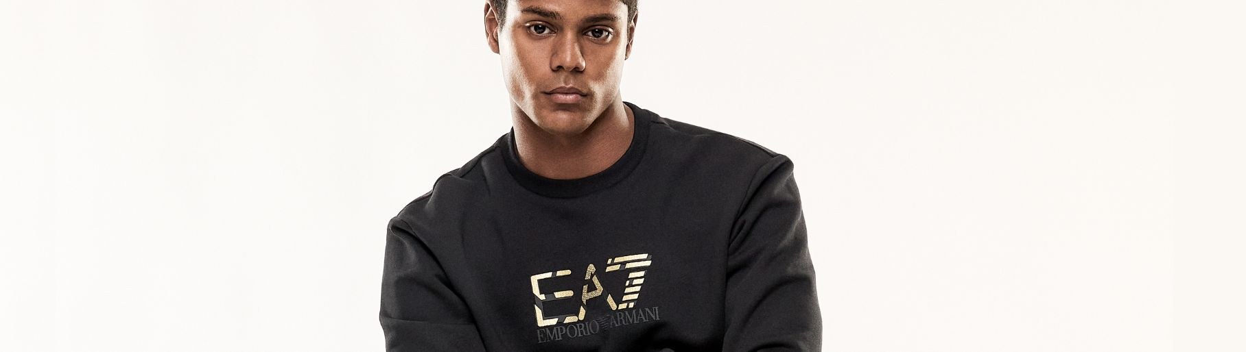 imagen de hombre con sudadera negra de la marca ARMANI EA7