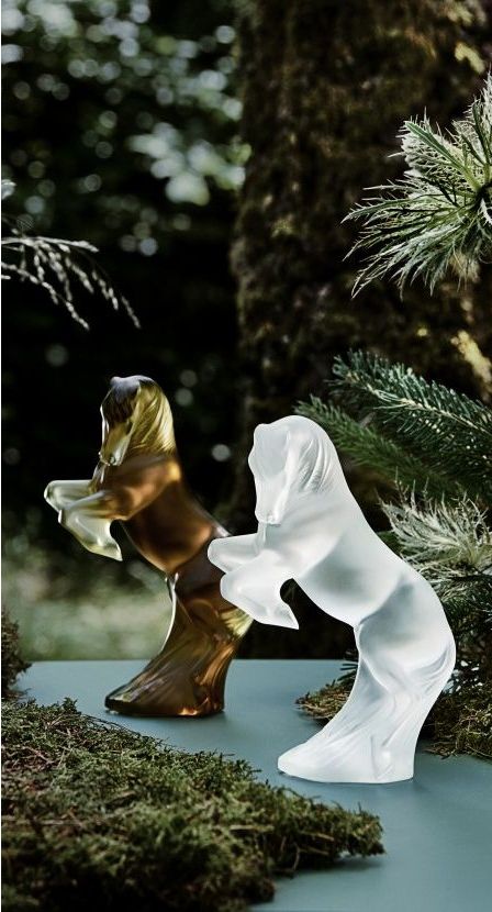 imagen de caballos de cristal de la marca LALIQUE
