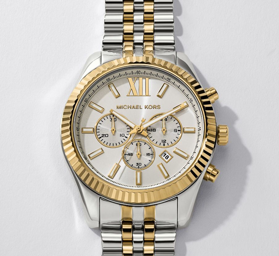 imagen de reloj color dorado con plata. MICHAEL KORS