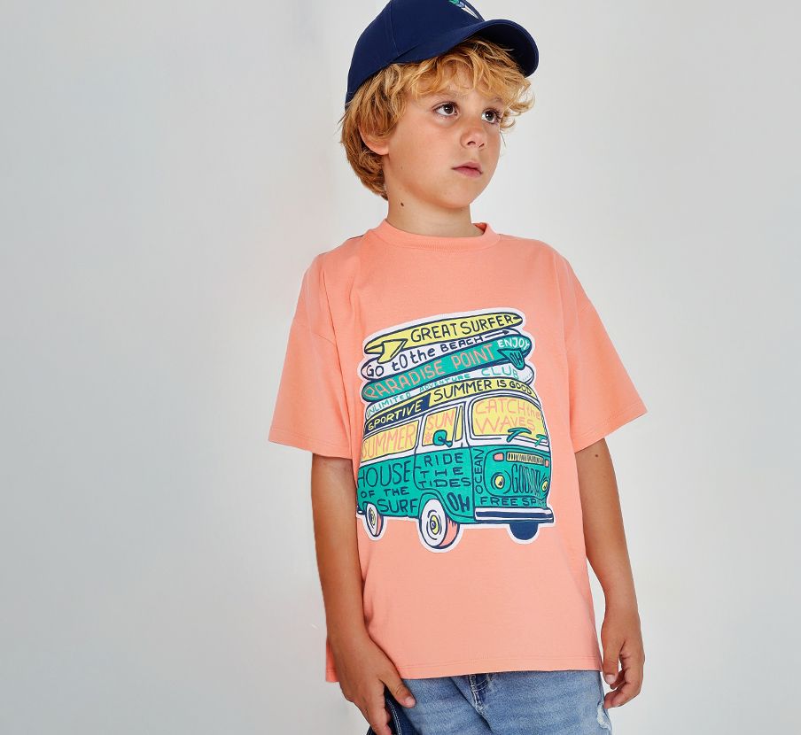 Imagen de niño con playera rosa de la marca BOBOLI