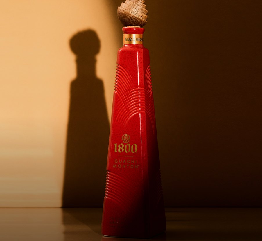 imagen de botella roja de licor de la marca 1800