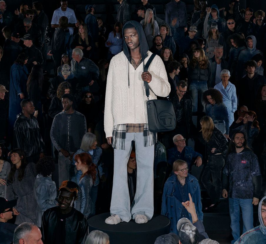 imagen de hombre con sueter blanco y pantalon de mezclilla DIESEL