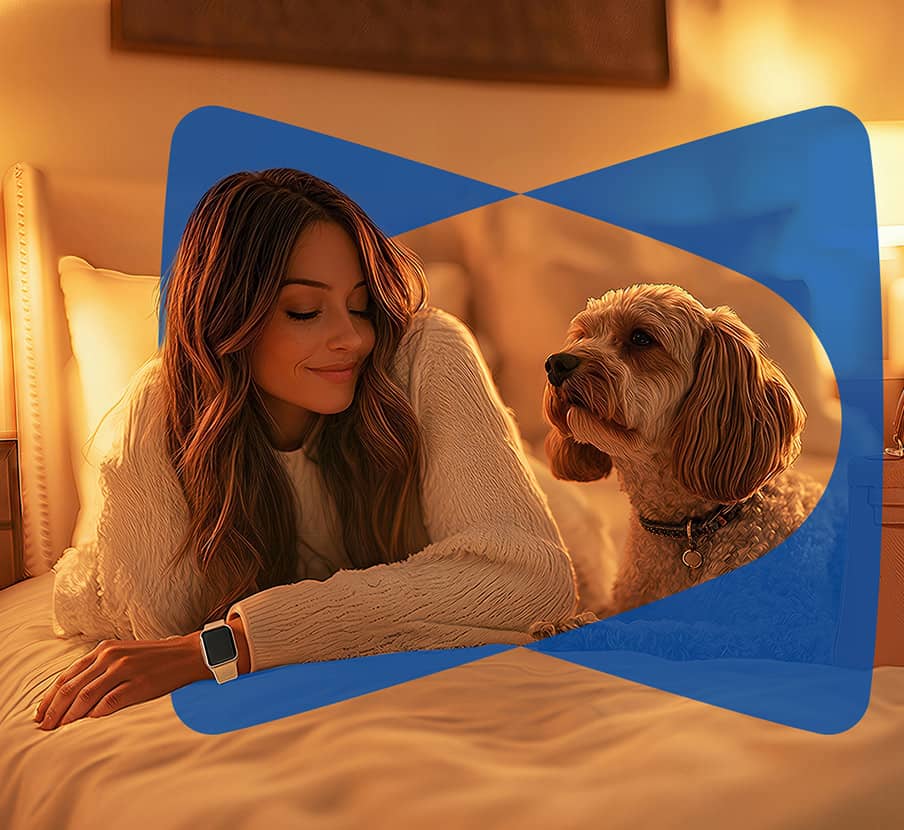 Imagen de mujer con un perro sobre un colchon de la marca SEALY TRUE FORM