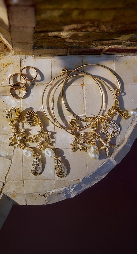 imagen de joyeria dorada con blanco de la marca ALDO