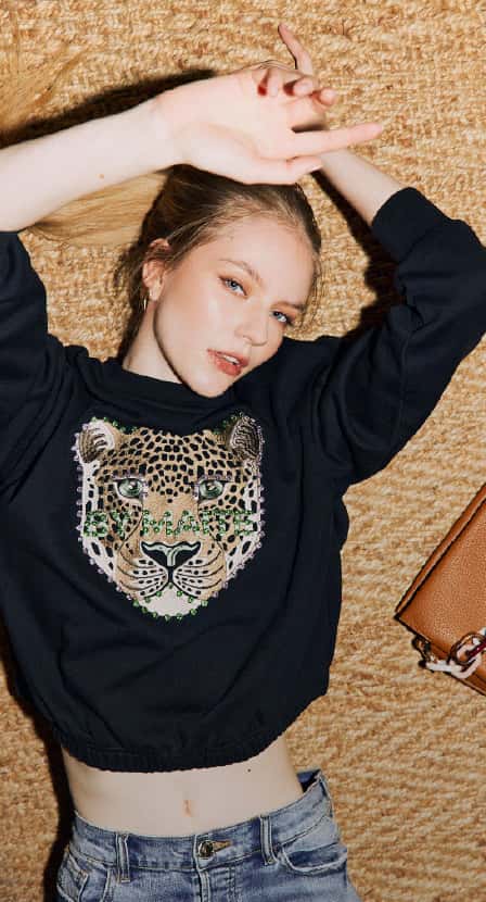 imagen de mujer con blusa negra y pantalon azul LOLA CASADEMUNT