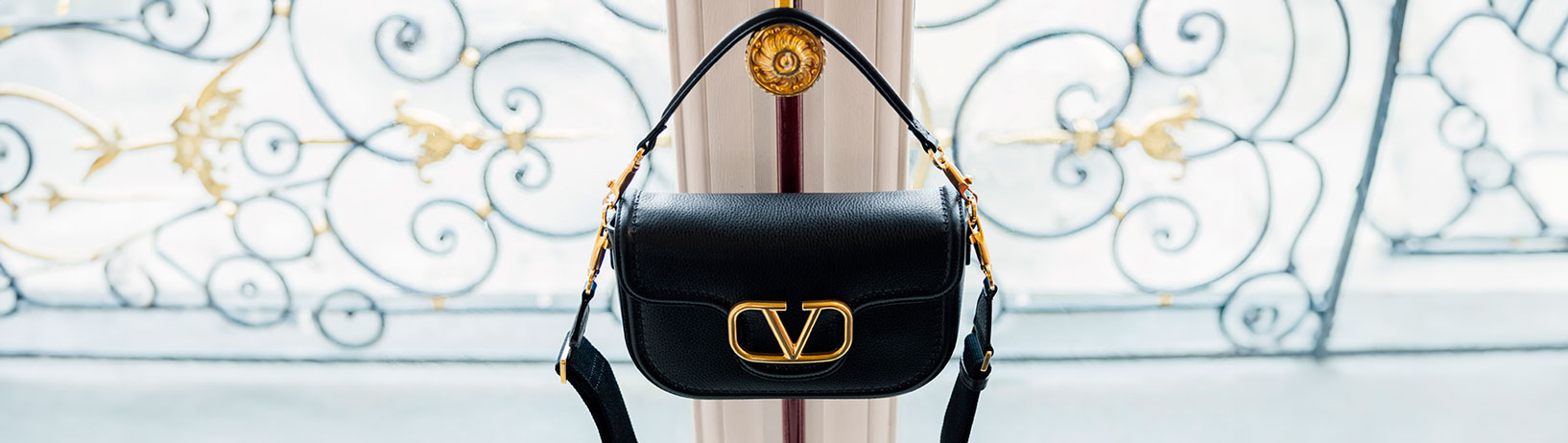imagen de mujer con pantalon zapatillas y bolso color blancos VALENTINO BOLSOS