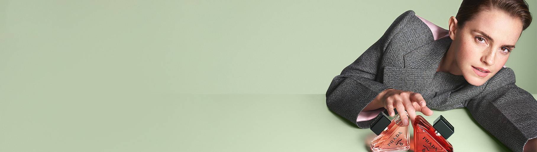 imagen de Emma Watson con locion roja de la marca PRADA