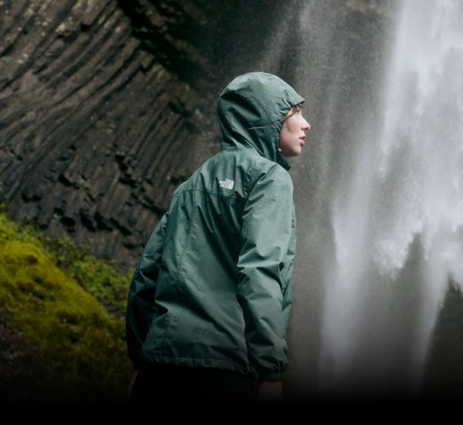 imagen de hombre con chamarra rompevientos de la marca THE NORTH FACE
