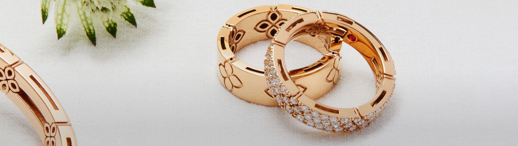 imagen de par de aretes dorados ROBERTO COIN