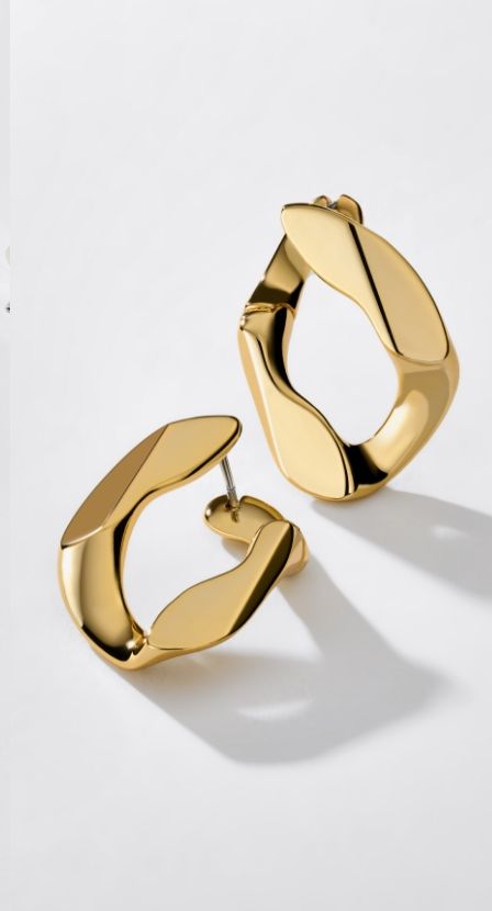 imagen de par de aretes dorados, MICHAEL KORS
