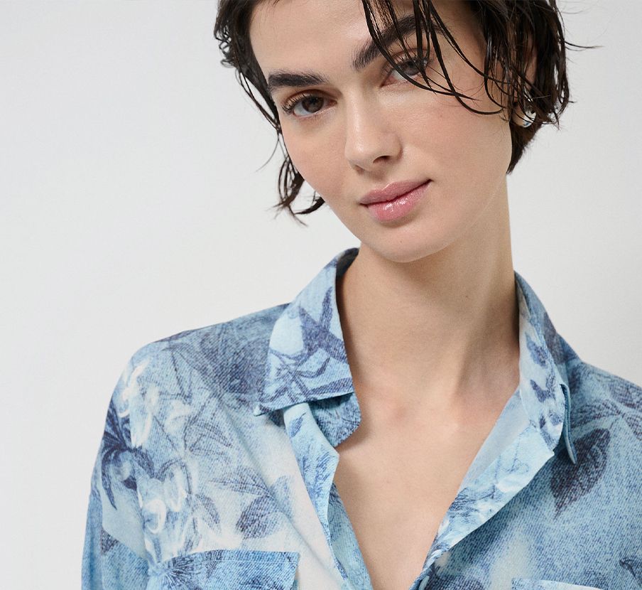 imagen de mujer con blusa azul de la marca BOSS