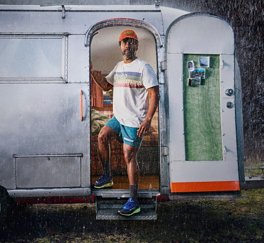 imagen de hombre saliendo de casa de ruedas de la marca MERRELL