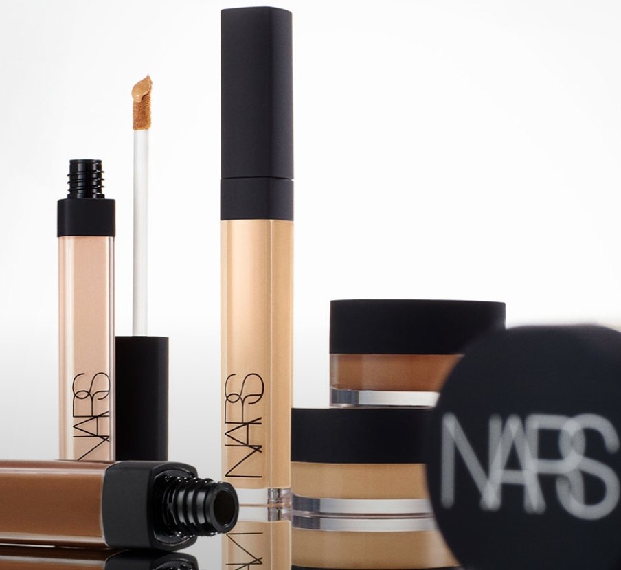 imagen de varios productos de maquillaje color cafe con letras negras dicen nars. NARS
