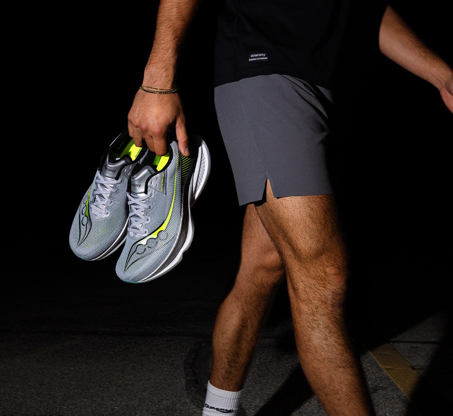 imagen de hombre con tenis gris de la marca SAUCONY
