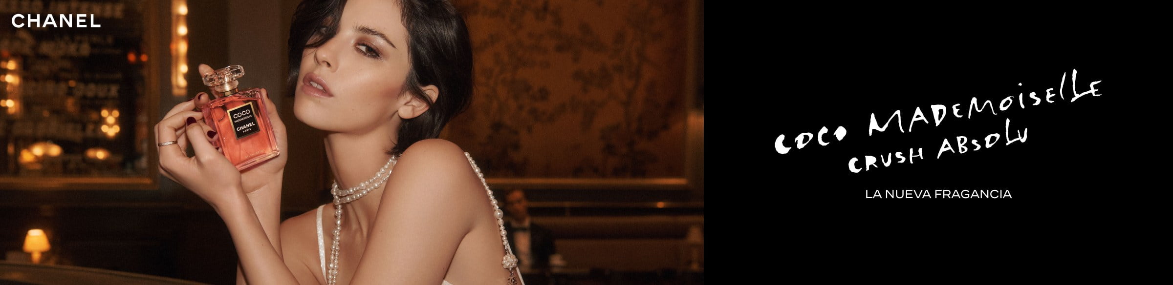 imagen de mujer con vestido blanco y botella rosa de COCO CHANEL