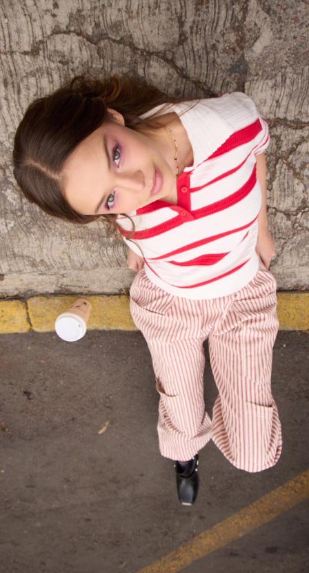 imagen de mujer con blusa y pantalon a rayas rojas con blanco de la marca CATAMARAN