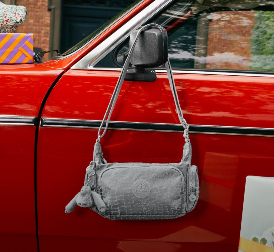 imagen de bolso gris de la marca KIPLING 