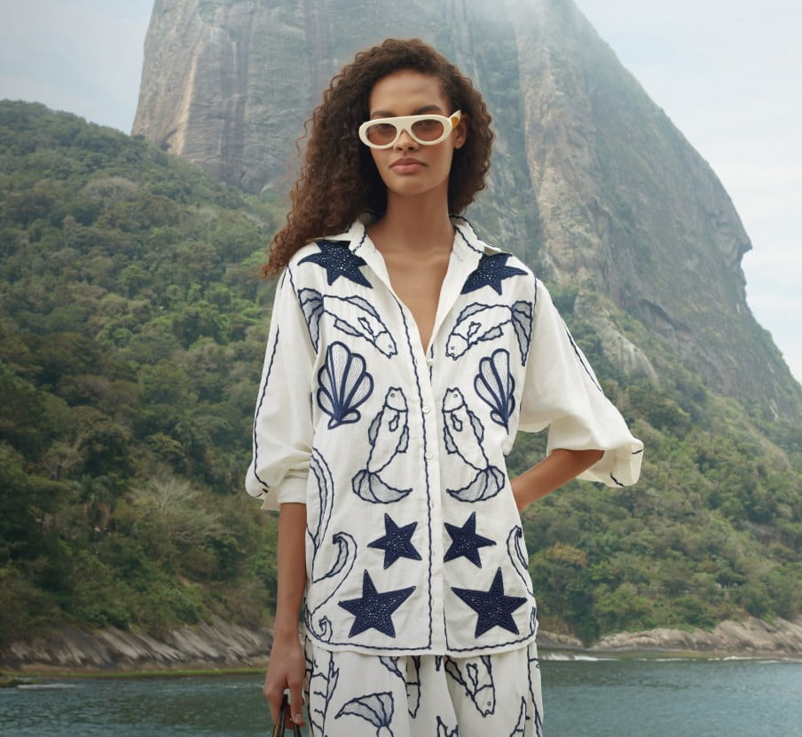 imagen de mujer con ropa azul con blanca de la marca FARM RIO