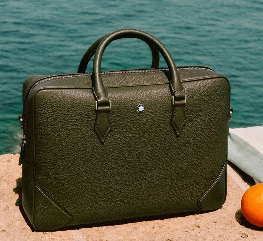 Imagen de una maleta color verde de piel , MONTBLANC