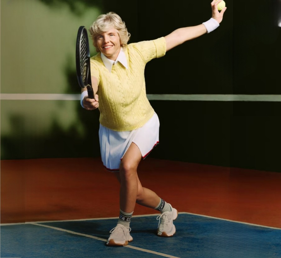 Imagen de mujer jugando tenis con accesorios de la marca Camper