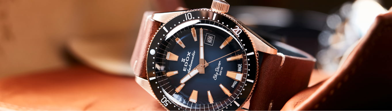 imagen de reloj de caratula negra y detalles cobre de la marca EDOX